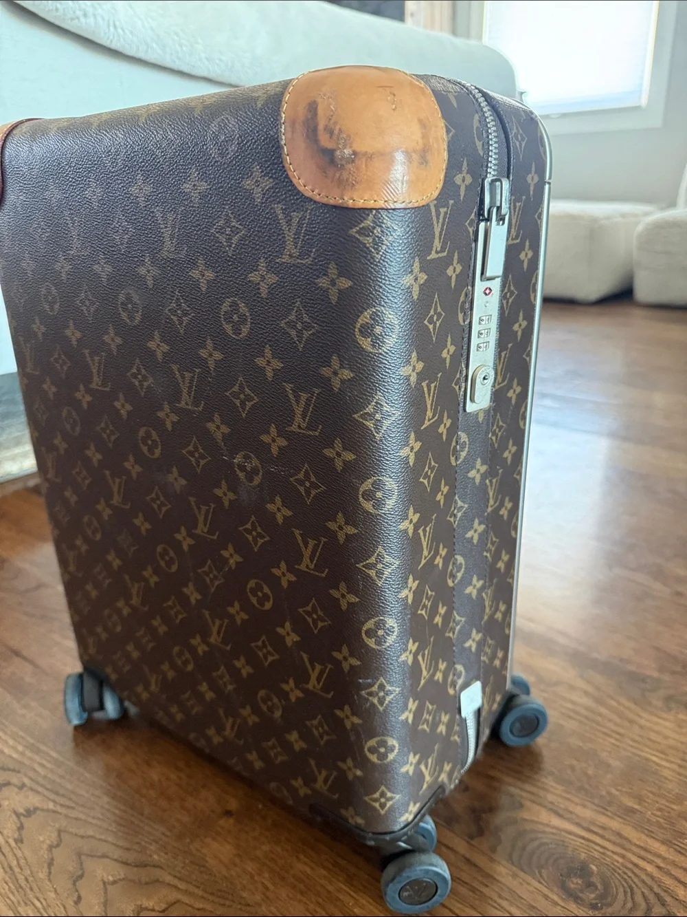 Louis Vuitton Horizon 50 Monogram Spinner Carry-On in Brown and Tan